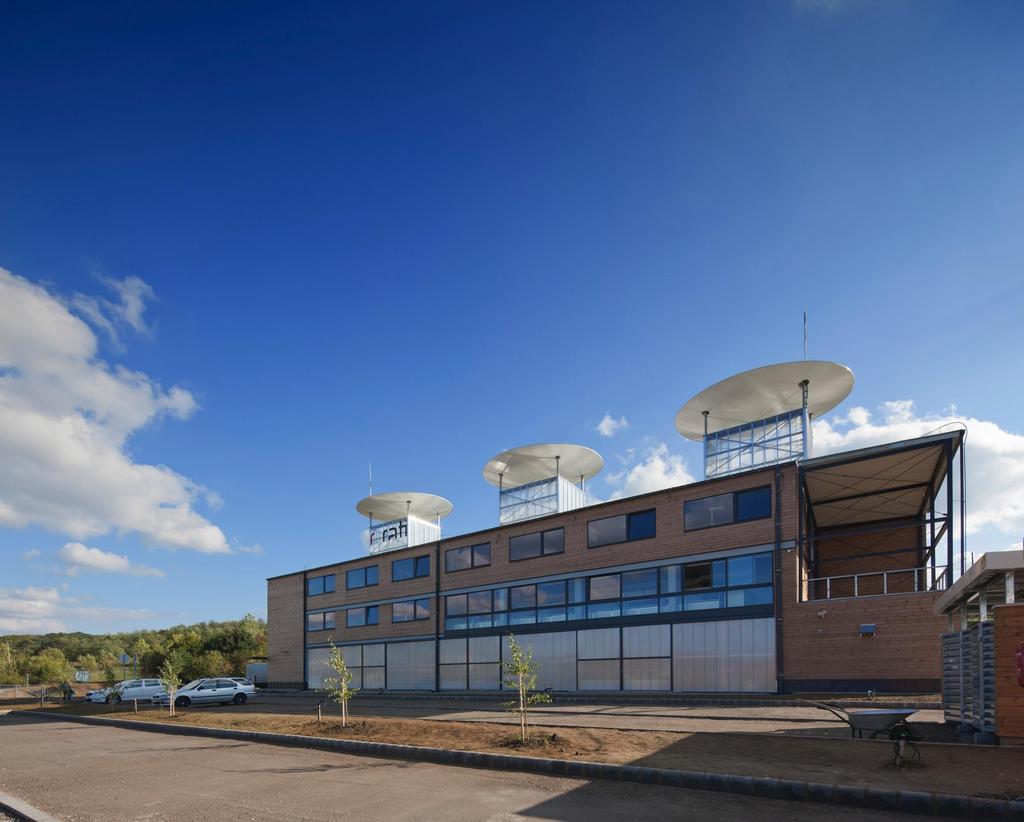 2500 m2 hasznos alapterület fűtetlen-hűtetlen raktárcsarnok rész és egy kondicionált főépület rész 3 fehér feszítet ponyva-tányérszerkezettel ellátott üveg- ill.