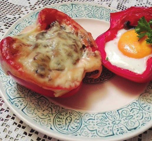 Sonkás gombával töltött kaliforniai paprikák (2 főre) Hozzávalók: 2 db kaliforniai paprika (15 dkg) 8 dkg light sajt 8 szeletre vágva 30 dkg csiperke gomba 2 ek olaj 10 dkg sovány sonka só, bors,
