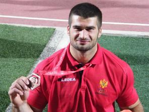 Zlatna medalja pripala je Hrvatu Martinu Mariću, koji je imao bolji hitac od stamenog Mojkovčanina za samo dva santimetra (61,46).