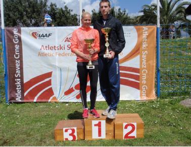 Fotografije sa trofeja Najbolji atletičari mitinga Slađana Perunović i Blagota Petričević Najbolji u trci na 400 metara sa slektorom Osmanom Erovićem