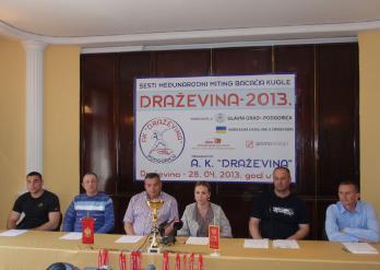 Preko voditelja Raleta Simića, sportskog novinara RTS-a, koji je oficijelni spiker i na našem maratonu upoznali smo brojnu publiku i trkače o terminu i drugim detaljima naše ovogodišnje, jubilarne