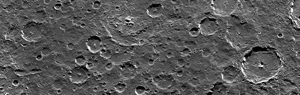 telített kráterekkel) Valhalla kráter (előző fólia): a N.