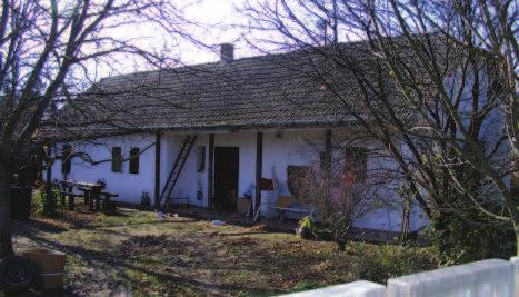 Meg kell tudnunk különböztetni az anyagiságában megfogható örökséget a hagyomány eszmei-szellemi tartományától, még akkor is, ha szorosan összetartoznak. A hagyomány az örökség lelke.