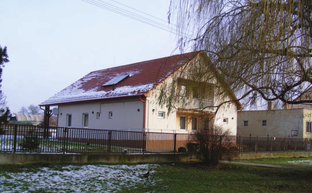 A manzárdtető vagy a hozzá hasonló tört lejtésszögű tetők idegenek ebben a környezetben.