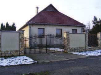 Azonos tetőformájú épületek