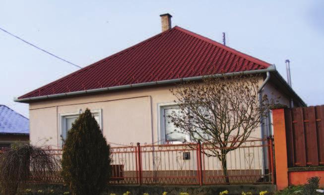 A múlt örökségét őrző épület egységességét a vörös cserép, a fehér vakolat, a pácolt barna faszerkezetek adják.