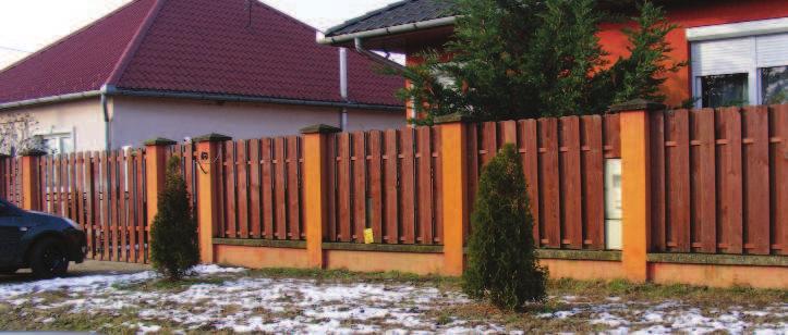 A bejárat hangsúlyozása is illik az épület korához, megjelenéséhez.