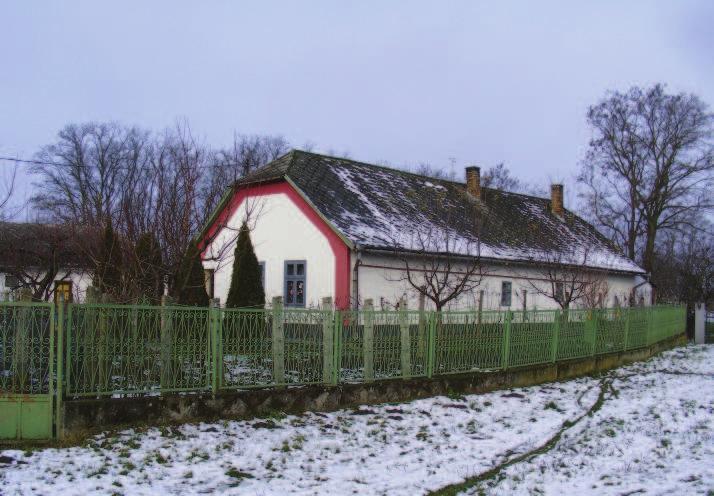 a nyeregtető egységes síkjának megőrzésével lehetséges.
