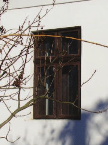 épület funkciója határozza meg. A környezet másolását kerülni kell.