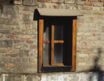 Egyedi nyílászárók a fa dominanciájú homlokzaton biztosítja az épületen belüli