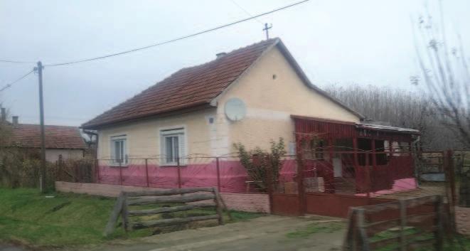 Sátortetős ház modern megfogalmazása is illeszkedhet a meglevő nyereg és kontyolt tetős környezethez.