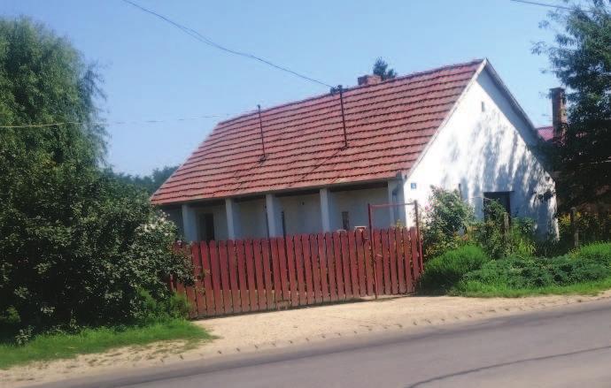 Véd az esőtől, hótól, forróságtól. A régi házak favázas vagy oszlopos tornácai szép, követendő példák lehetnek.