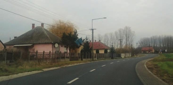 Építészeti útmutató 49 UTCÁK Az épületek, kerítések az utca szerves részét képezik, határolják, annak terét, tükrözik az adott utcára, településrészre jellemző beépítési módot, a kialakult