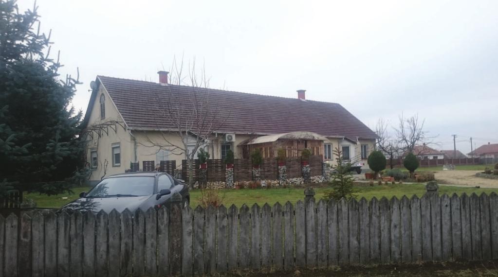 Jó példák 59 A jó példák között néhány olyan példákat emelünk ki, mely épületek környezetbe illők, visszafogott színvilágukkal nem tűnnek ki, azonban harmonikus megjelenésük, rendezett