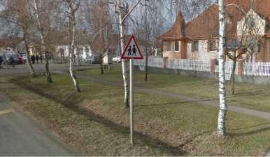Az épületek a nem üzemelő lapos tetős Nyárfa vendéglő kivételével magas tetősek.