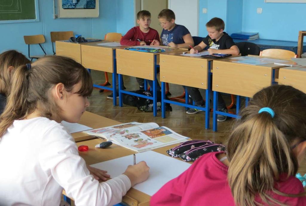 Mindhárom iskola (Benedek, Bolyai és a Lilla Téri) minden osztályából érkeztek rajzok, festmények, melyek közül évfolyamonként 3-3