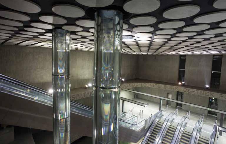 A metróvonal tervezői, ahol csak erre mód nyílott, igyekezetek minél több természetes fényt az állomásokra bevinni, ezt itt nagy bevilágító felületekkel oldották meg (3. ábra).