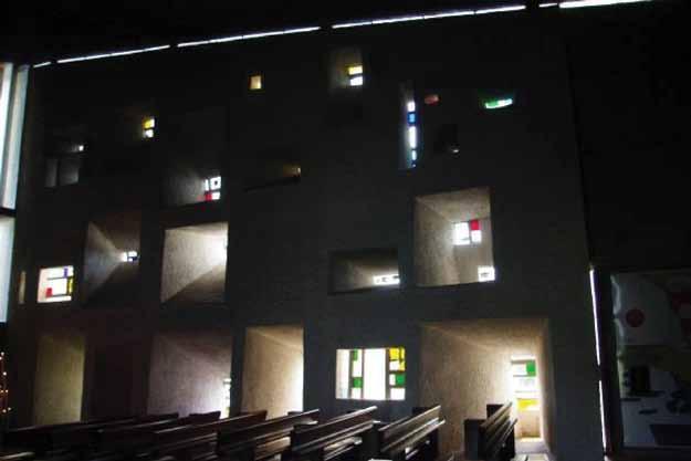 Építészet és díszvilágítás Fényszennyezés Környezetünk világítása példája a ronchampi kápolna elmélyedést és belső csendet teremtő varázslatos fényei, amelyek a déli fal nyílásain és színes