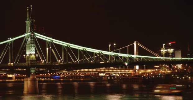 A budapesti Szabadság híd díszvilágítása gondosan leköveti a szerkezet felső övét. Elemenként bemutatja a rácsos szerkezetet a hídpálya fölött.
