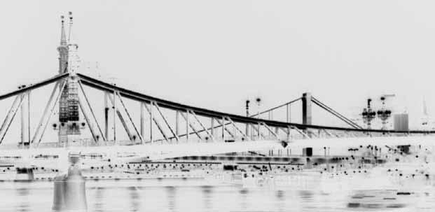 Szabadság híd (konzolos rácsostartós híd), mögötte az Erzsébet híd (kábelhíd) A díszvilágítás fotónegatívján jól látszik, hogy a híd alsó szerkezete hiányzik.