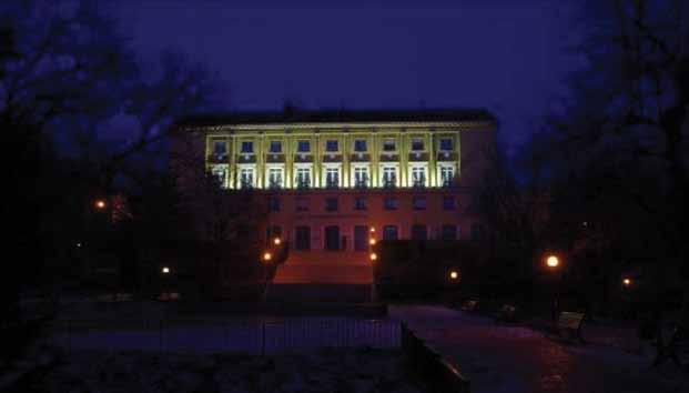 , igazgatási épület, volt pártház, nappal (építész: Körner József, 1953) 22. kép. Bp. II., igazgatási épület, díszvilágítás fotónegatívja Figyeljük meg a színeket is.