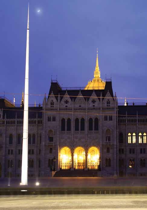 ábra). 2. ábra A Kossuth tér belsejét nátriumlámpás meleg sárga színű fény uralja. A sétányokhoz egy szokatlan kinézetű és kialakítású világítási egységet választottak.