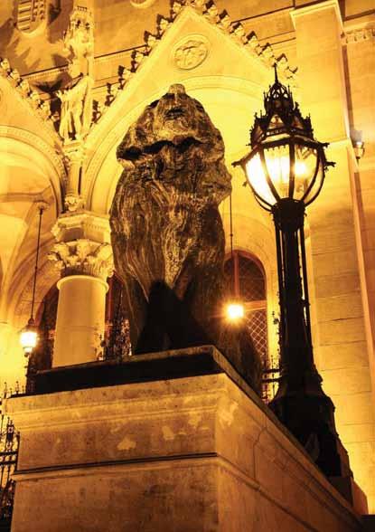 A bejárati kapuzat feletti díszes, szobrokkal ékesített homlokzatot például a lépcsősor peremén álló, két közvilágítási kandeláber lámpafejéből kivilágító lámpatestek emelik ki (9. ábra).