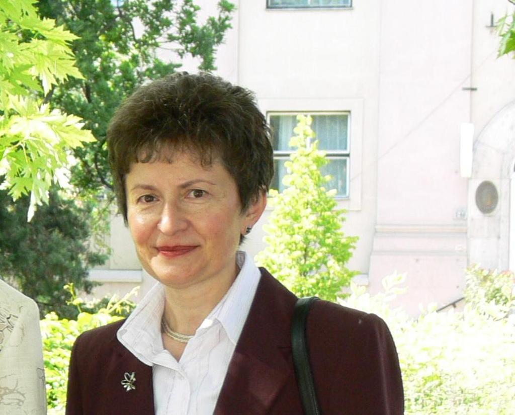 Egyetem 1991, kandidátus (CSc) MTA 2003, Dr.