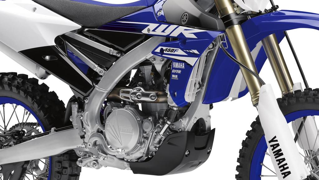 Pehelykönnyű, központi súlyelosztású kialakítás A úttörő fordított hengerfejével és hátrafelé döntött hengerével új irányt szab az enduro motorok kialakításában.