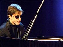 4/16 *M1412311104* A) SZÖVEGÉRTÉS 1. feladat Vak zongoraművész Érdi Tamás 1979-ben született. Koraszülöttként egy hibás inkubátorkezelés következtében elvesztette a látását.