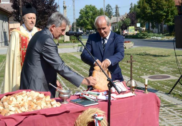 megszegték a megszentelt, új kenyeret.