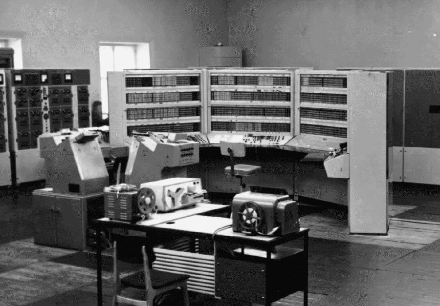 1949-ben a cambridge-i egyetemen üzembe helyezték az EDVAC-ot (Electronic Discrete Variable Automatic Computer). Az első univerzális számítógép, Neumann János elvei alapján készült el.