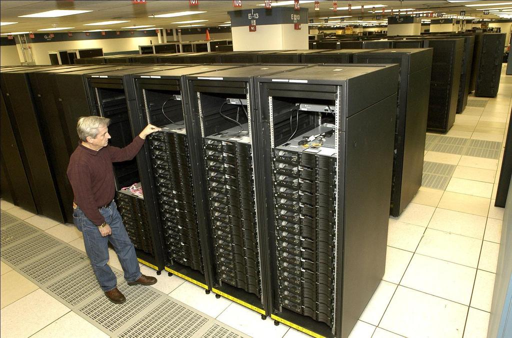 Az IBM által épített Roadrunner szuperszámítógép a világon elsőként érte el hivatalosan az 1 petaflops-os (10 15 FLOPS)