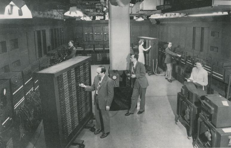 ENIAC - 1946 (Pennsylvaniai Egyetem) Külső programvezérlésű gép, programot lyukkártyákra