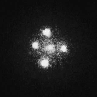 Újdonságok kompakt objektumokról 185 Az Einstein-kereszt képe a VLT SINFONI adaptív optikás mûszerrel.