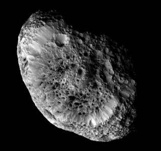 Az Enceladusszal ellentétben a 400 km átmérôjû Mimason nem látszik semmiféle geológiai aktivitás nyoma (9.a. ábra), noha a Mimas és a Tethys hold mozgása is 2:1-es rezonáns helyzet közelében van (8.