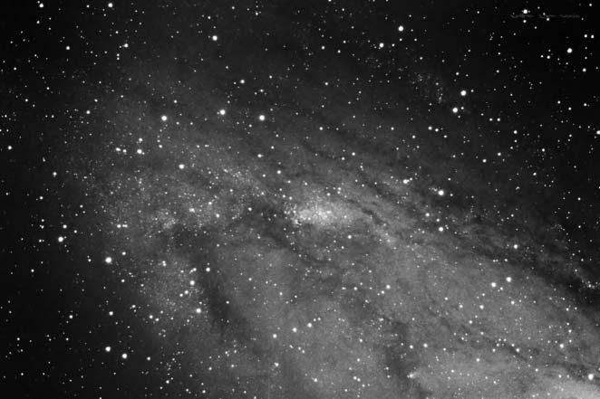 Kalendárium június 95 A látványos M31 (Andromeda-köd, NGC 205) legfényesebb csillagfelhõje ( tejútfoltja ) NGC 206 néven önálló jelzéssel bír.