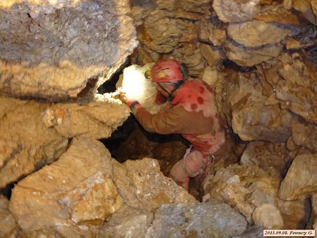 A célja ennek a napnak, hogy beszereljék a Törpilla-aknát fixre, 10 mm átmérőjű, rozsdamentes alapcsavarokkal. Ennek a fele sikerült is. Résztvevők: Bereczky Attila Szilveszter, Hegedűs Norbert. 2013.