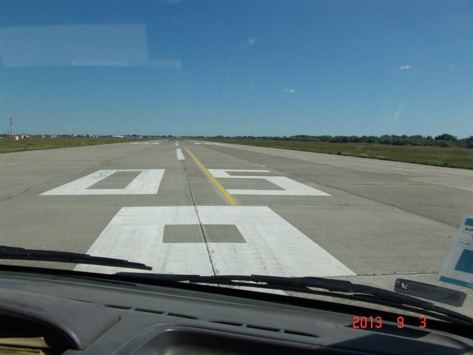 megvárja, amíg a madarak elrepülnek. ( Debrecen /érthetetlen szöveg/ WZZ659 there is flock of bird just over the middle of runway at the moment. And there maybe 5 meters over the runway.