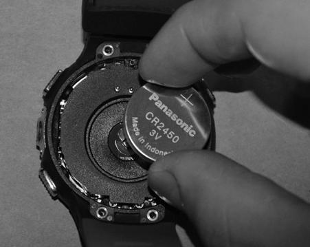 REFERENCIÁK Elem behelyezése Csúsztasd be az új 3 voltos CR2450 lithium elemet a negatív (-)