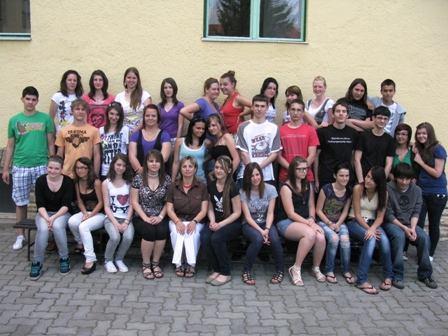 OSZTÁLYAINK Jakabné Bényei Erika osztályfőnök Agatity Kitti Barta Benjamin Benke Roberta Böködi Erik Farkas Miklós Fehér Kitti Galla Kata Gáspár Tímea Gulyás Bettina Hegyi Enikő Hidas Evelin Hodován