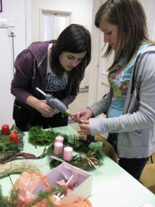 nevű szépészeti szalonunk megszerezte a harmadik helyezést. Felkészítő és kísérő tanárok Farkas Valéria és Király Beáta tanárnők voltak.