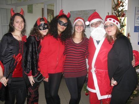 A TANÉV ESEMÉNYEI MIKULÁS ÜNNEPSÉGEK 2011. DECEMBER 6. megfenyítette a legrendetlenebbeket.