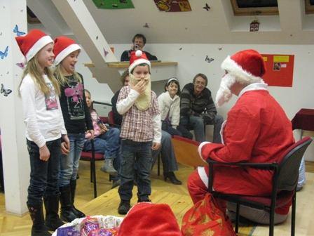 Krampuszaival végigjárta a tantermeket, dalra fakasztotta diákjainkat, édességgel tömött zsákjából szaloncukrot osztott tanárainknak, diákjainknak és virgáccsal