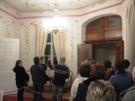 A TANÉV ESEMÉNYEI TANTESTÜLETI KIRÁNDULÁS HAJÓSRA 2010. DECEMBER 10. A program a felújított érsekuradalmi kastély megtekintésével kezdődött.