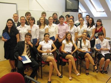 OSZTÁLYAINK Kajtár Katalin osztályfőnök Aradi Zsolt Barta Gábor Burány László Csepella Adrienn Dági Roland Doszkocs Viktor Esztergomi Csilla Fábián Barbara Fekete Dóra Ferkócza Anita Hornyák Ádám