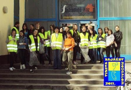 A Sugovica parton és a Petőfiszigeten szedték a szemetet a láthatósági mellénybe öltözött, kesztyűkkel és zsákokkal ellátott diákok. Szervező és kísérőtanár Szabadiné Bartek Zsuzsanna volt.