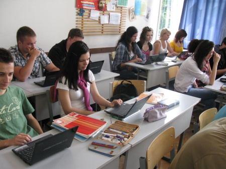 A gépek összekapcsolásáról, használatáról, felhasználási lehetőségekről a bevont pedagógusok egy rövid továbbképzésen tájékozódhattak.