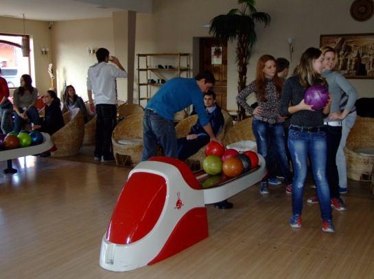 Voltak köztünk teljesen kezdők és profik is, de mindannyian élveztük a játékot. A bowlingozás után pizzákat rendeltünk, amelyek ínycsiklandozóan finomra sikerültek.