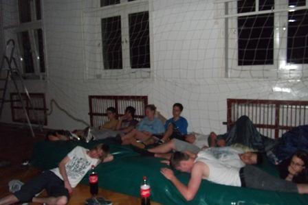 KIRÁNDULÁSOK, TURISZTIKAI NAP Idén az átlagos osztálykirándulástól eltérően az iskola termébe kirándultunk.